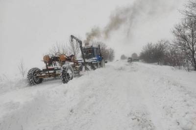 На парализованной снегом трассе Киев-Одесса грузовики до сих пор стоят в километровых пробках: на месте обустроили полевую кухню (фото, видео)