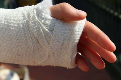 Лыжница Непряева сломала руку при падении на этапе Кубка мира