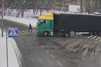 В Киеве женщина попала под колеса грузовика на пешеходном переходе (ВИДЕО)