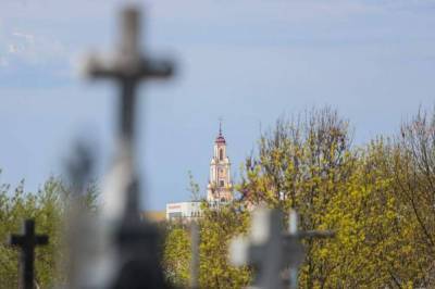 В Тернопольской области мужчина копал могилу, но свалился в нее и умер
