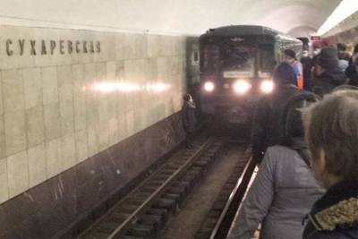 Машинист применил экстренное торможение на станции "Сухаревская" из-за человека на путях