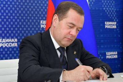 Медведев посетовал на маркировку его аккаунта как государственного
