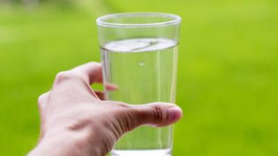 Диетолог развеял мифы об употреблении воды