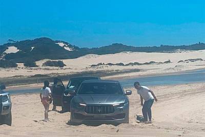 Туристы увязли в песке на машинах за миллионы рублей и стали посмешищем в сети