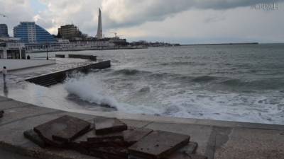 Шторм разбил популярную набережную в Севастополе