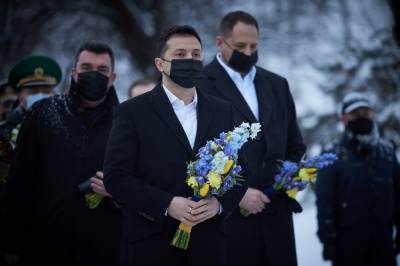 Правительство Украины: Зеленскому не обязательно возлагать цветы к мемориалу Неизвестного солдата