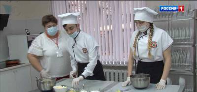 Ученики спецшколы Таганрога ко Дню рождения Чехова приготовили пирог по рецепту его мамы