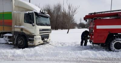 В Одесской области в снежную ловушку попали около сотни грузовиков