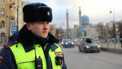 Мешавший проезду машины скорой помощи водитель пойман гаишником в Петербурге
