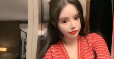 16-летняя китаянка перенесла около сотни операций ради кукольной внешности (видео)