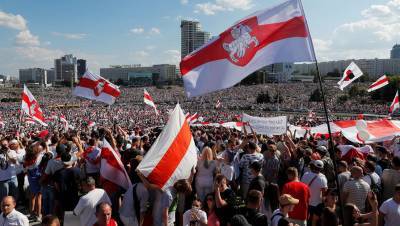 Бело-красно-белый флаг в Белоруссии приравняют к свастике