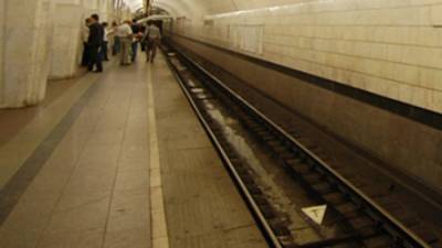 Машинист с хорошей реакцией спас упавшую на рельсы пассажирку московского метро