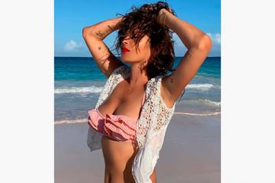 52-летняя модель поделилась пляжными снимками в бикини и порадовала фанатов