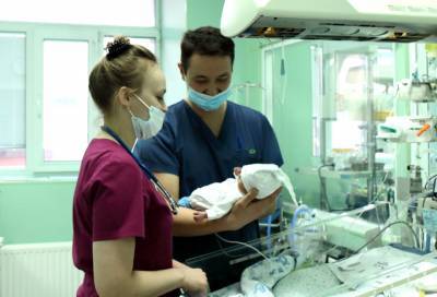 Петербургские врачи прооперировали новорожденного, перенесшего COVID-19