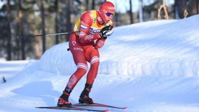 Лыжник Большунов завоевал золото в индивидуальной гонке на этапе Кубка мира