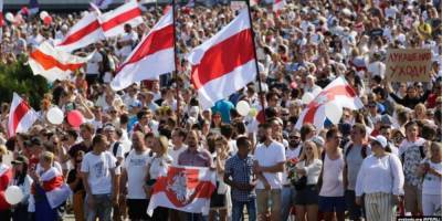 «Подписались более сотни граждан». В Беларуси бело-красно-белый флаг могут признать «экстремистским»