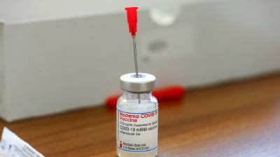 Генсек ООН привился вакциной от коронавируса Moderna