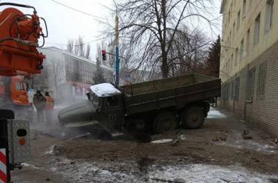 В Луганске под землю провалился военный «Урал», фото