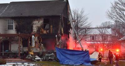 В США самолет упал на жилой дом и загорелся: есть погибшие (2 фото)