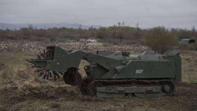 Российские миротворцы показали разминирование Степанакерта роботом «Уран-6»