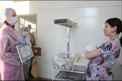 Мэр Оксана Фадина поздравила первых в 2021 году омских новорождённых
