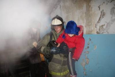 15 человек вывели из полыхающего дома в Новосибирске