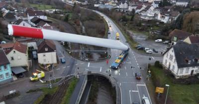 Транспортная компания показала, как перевозит лопасть ветрогенератора длиной 67 метров