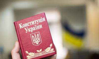 Своим указом президент "отстранил" Конституцию Украины