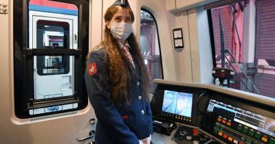 Первый поезд под управлением женщины запустили в столичном метро