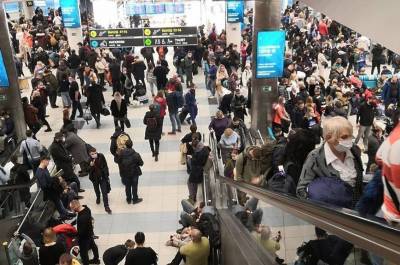 В аэропортах Москвы обстановка накаляется: задержано более 10 рейсов