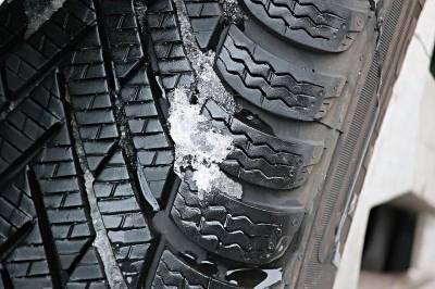 Водители пожаловались на опасные для колес выбоины на Литейном мосту в Петербурге