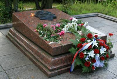 Во Львове вандалы пытались раскопать могилу советского разведчика Николая Кузнецова