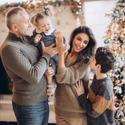 Санта Димопулос очаровала Сеть новогодней фотосессией с мужем и детьми