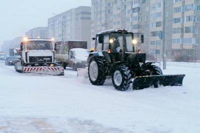 Для ликвидации последствий снегопада в Ижевске на улицы вышло 89 машин