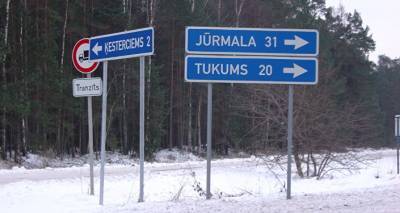 На дорогах гололед: движение по всей Латвии затруднено