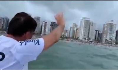 Президент Бразилии во время прогулки на катере спрыгнул в воду и поплыл к отдыхающим