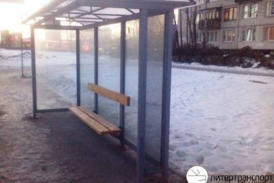 На автобусной остановке в Петербурге избили и ограбили девушку
