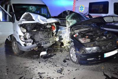 Во Львовской области BMW влетел в микроавтобус, девять человек пострадали