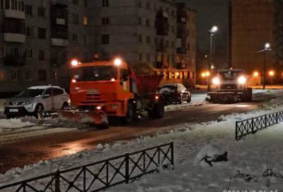 Для удобства и безопасности: в Ленобласти улицы чистят от снега более 2 тысяч человек