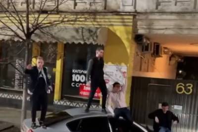 Краснодарские суетологи станцевали на крыше автомобиля
