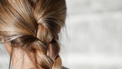 Девочка попала в больницу из-за пристрастия кусать кончики волос в Кирове