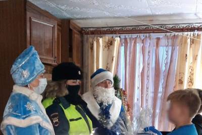 Ярославские «Полицейские Деды Морозы» посетили детей-сирот