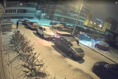 В Ижевске ищут водителя, протаранившего припаркованные автомобили