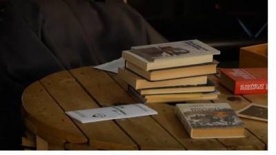Писатели дали петербуржцам "книжные советы" на время праздников