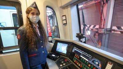 В московском метро запустили первый поезд под управлением женщины