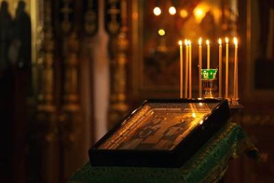 Россиянке в храме продали макароны вместо свечей