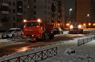 Более 2000 человек убирают снег в Ленинградской области