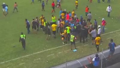 В Боливии матч завершился массовой дракой игроков и фанатов на поле