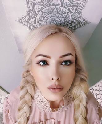 Бледное лицо и тонкие брови: Одесская Барби показала, как выглядит без мейкапа