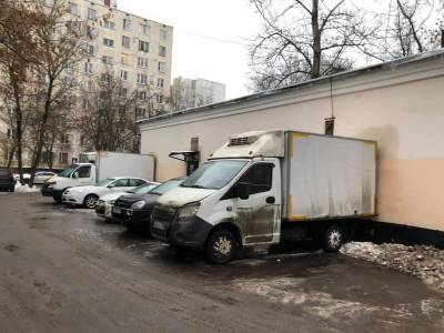 Юрист прокомментировала правомерность парковки грузовиков в жилой зоне